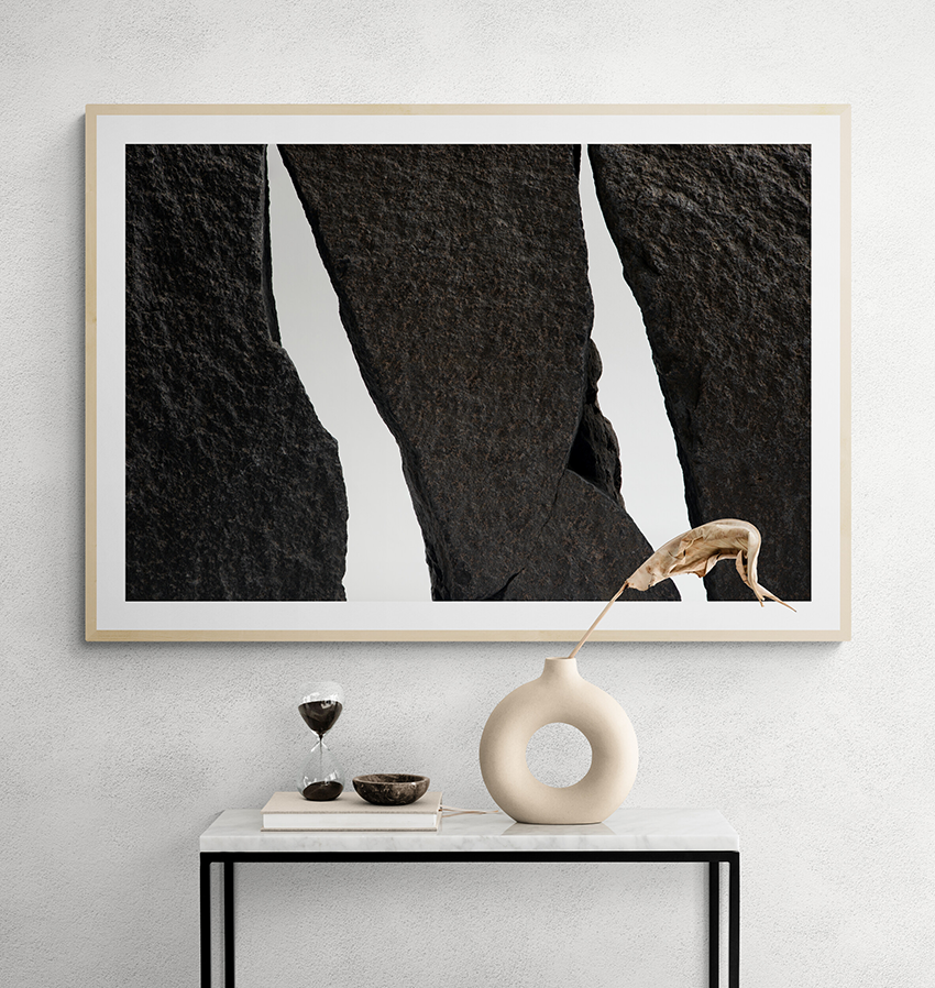 Abstracción de tres lajas sobre fondo blanco