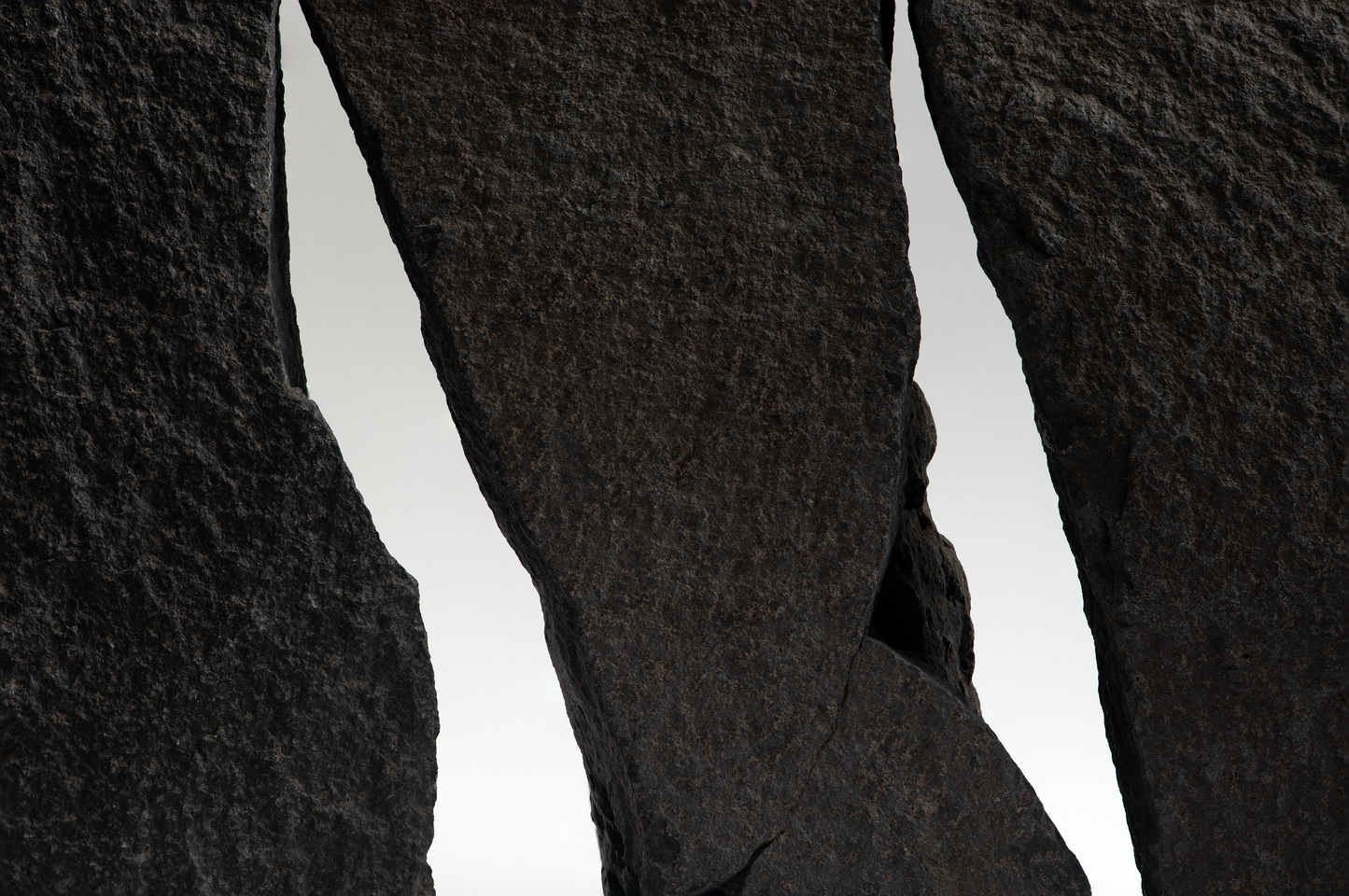 Abstracción de tres lajas sobre fondo blanco