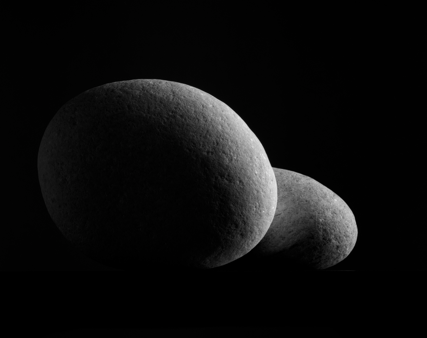 Dos rocas de Naxos sobre fondo negro