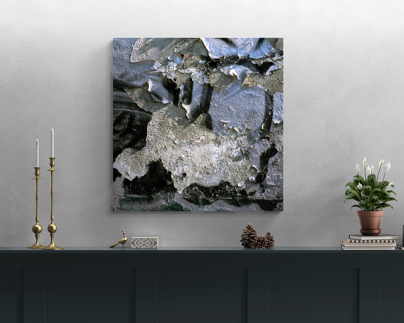 Pared con pintura gris descarapelada
